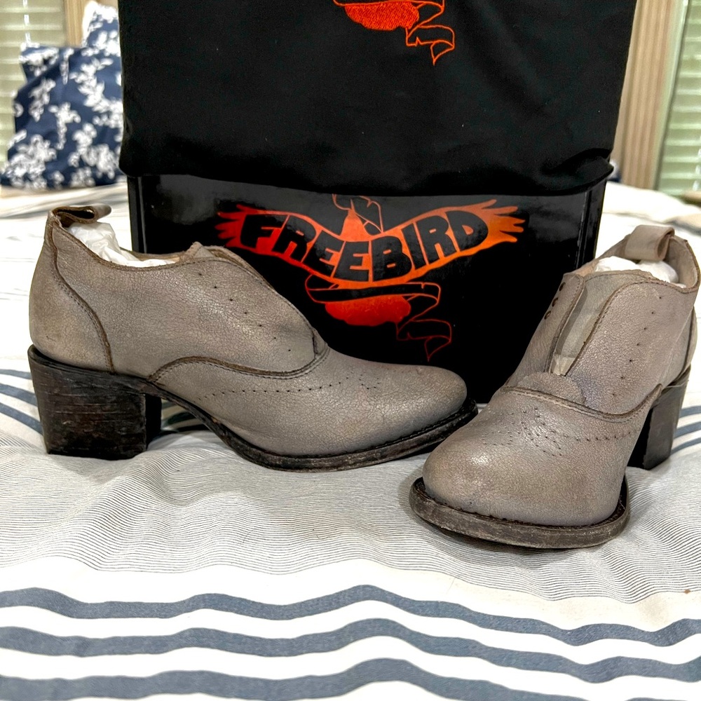 Freebird booties Sadie style, the color description is Ice (light gray)